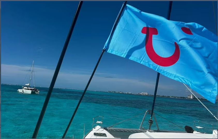 Isla Mujeres family cruise with snorkelling and lunch with shared golf cart tour - Image 5